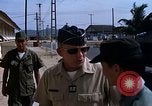Immagine di Dr Seamans ispezionando la formazione delle strutture scolastiche Nha Trang Air Base Vietnam, 1970, secondo 38 filmato di repertorio 65675026839