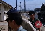 Immagine di Dr Seamans ispezionando la formazione delle strutture scolastiche Nha Trang Air Base Vietnam, 1970, secondo 39 filmato di repertorio 65675026839