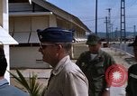 Immagine di Dr Seamans ispezionando la formazione delle strutture scolastiche Nha Trang Air Base Vietnam, 1970, secondo 40 filmato di repertorio 65675026839