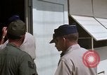 Immagine di Dr Seamans ispezionando la formazione delle strutture scolastiche Nha Trang Air Base Vietnam, 1970, secondo 43 filmato di repertorio 65675026839