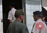 Immagine di Dr Seamans ispezionando la formazione delle strutture scolastiche Nha Trang Air Base Vietnam, 1970, secondo 44 filmato di repertorio 65675026839