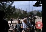Immagine di Dr Seamans ispezionando la formazione delle strutture scolastiche Nha Trang Air Base Vietnam, 1970, secondo 45 filmato di repertorio 65675026839