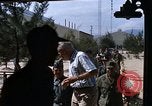 Immagine di Dr Seamans ispezionando la formazione delle strutture scolastiche Nha Trang Air Base Vietnam, 1970, secondo 46 filmato di repertorio 65675026839