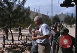 Immagine di Dr Seamans ispezionando la formazione delle strutture scolastiche Nha Trang Air Base Vietnam, 1970, secondo 47 filmato di repertorio 65675026839
