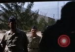 Immagine di Dr Seamans ispezionando la formazione delle strutture scolastiche Nha Trang Air Base Vietnam, 1970, secondo 57 filmato di repertorio 65675026839