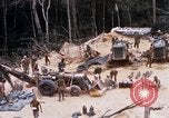 Immagine di I soldati di essere servito cibo durante il funzionamento normale di Somerset Il Vietnam, 1968, secondo 3 filmato di repertorio 65675026844