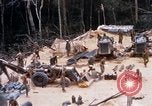 Immagine di I soldati di essere servito cibo durante il funzionamento normale di Somerset Il Vietnam, 1968, secondo 5 filmato di repertorio 65675026844