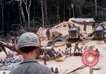 Immagine di I soldati di essere servito cibo durante il funzionamento normale di Somerset Il Vietnam, 1968, secondo 6 filmato di repertorio 65675026844