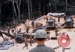 Immagine di I soldati di essere servito cibo durante il funzionamento normale di Somerset Il Vietnam, 1968, secondo 7 filmato di repertorio 65675026844