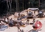 Immagine di I soldati di essere servito cibo durante il funzionamento normale di Somerset Il Vietnam, 1968, secondo 8 filmato di repertorio 65675026844
