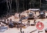 Immagine di I soldati di essere servito cibo durante il funzionamento normale di Somerset Il Vietnam, 1968, secondo 9 filmato di repertorio 65675026844