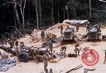 Immagine di I soldati di essere servito cibo durante il funzionamento normale di Somerset Il Vietnam, 1968, secondo 10 filmato di repertorio 65675026844