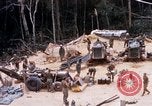Immagine di I soldati di essere servito cibo durante il funzionamento normale di Somerset Il Vietnam, 1968, secondo 11 filmato di repertorio 65675026844