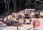 Immagine di I soldati di essere servito cibo durante il funzionamento normale di Somerset Il Vietnam, 1968, secondo 13 filmato di repertorio 65675026844