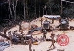 Immagine di I soldati di essere servito cibo durante il funzionamento normale di Somerset Il Vietnam, 1968, secondo 14 filmato di repertorio 65675026844