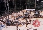 Immagine di I soldati di essere servito cibo durante il funzionamento normale di Somerset Il Vietnam, 1968, secondo 15 filmato di repertorio 65675026844