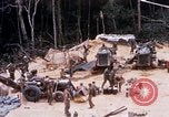 Immagine di I soldati di essere servito cibo durante il funzionamento normale di Somerset Il Vietnam, 1968, secondo 16 filmato di repertorio 65675026844