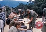Immagine di I soldati di essere servito cibo durante il funzionamento normale di Somerset Il Vietnam, 1968, secondo 17 filmato di repertorio 65675026844