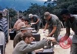 Immagine di I soldati di essere servito cibo durante il funzionamento normale di Somerset Il Vietnam, 1968, secondo 18 filmato di repertorio 65675026844