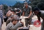 Immagine di I soldati di essere servito cibo durante il funzionamento normale di Somerset Il Vietnam, 1968, secondo 19 filmato di repertorio 65675026844