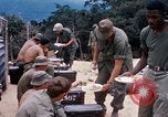 Immagine di I soldati di essere servito cibo durante il funzionamento normale di Somerset Il Vietnam, 1968, secondo 20 filmato di repertorio 65675026844