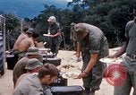 Immagine di I soldati di essere servito cibo durante il funzionamento normale di Somerset Il Vietnam, 1968, secondo 21 filmato di repertorio 65675026844