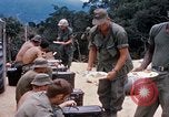 Immagine di I soldati di essere servito cibo durante il funzionamento normale di Somerset Il Vietnam, 1968, secondo 22 filmato di repertorio 65675026844