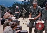 Immagine di I soldati di essere servito cibo durante il funzionamento normale di Somerset Il Vietnam, 1968, secondo 23 filmato di repertorio 65675026844