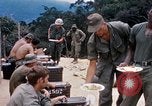 Immagine di I soldati di essere servito cibo durante il funzionamento normale di Somerset Il Vietnam, 1968, secondo 24 filmato di repertorio 65675026844