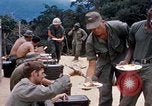Immagine di I soldati di essere servito cibo durante il funzionamento normale di Somerset Il Vietnam, 1968, secondo 25 filmato di repertorio 65675026844