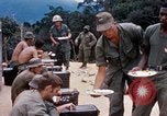 Immagine di I soldati di essere servito cibo durante il funzionamento normale di Somerset Il Vietnam, 1968, secondo 26 filmato di repertorio 65675026844