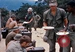 Immagine di I soldati di essere servito cibo durante il funzionamento normale di Somerset Il Vietnam, 1968, secondo 27 filmato di repertorio 65675026844