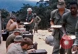 Immagine di I soldati di essere servito cibo durante il funzionamento normale di Somerset Il Vietnam, 1968, secondo 28 filmato di repertorio 65675026844