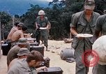 Immagine di I soldati di essere servito cibo durante il funzionamento normale di Somerset Il Vietnam, 1968, secondo 29 filmato di repertorio 65675026844