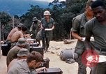 Immagine di I soldati di essere servito cibo durante il funzionamento normale di Somerset Il Vietnam, 1968, secondo 30 filmato di repertorio 65675026844