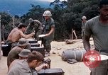 Immagine di I soldati di essere servito cibo durante il funzionamento normale di Somerset Il Vietnam, 1968, secondo 31 filmato di repertorio 65675026844