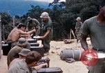 Immagine di I soldati di essere servito cibo durante il funzionamento normale di Somerset Il Vietnam, 1968, secondo 32 filmato di repertorio 65675026844