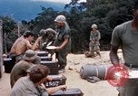 Immagine di I soldati di essere servito cibo durante il funzionamento normale di Somerset Il Vietnam, 1968, secondo 33 filmato di repertorio 65675026844