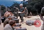 Immagine di I soldati di essere servito cibo durante il funzionamento normale di Somerset Il Vietnam, 1968, secondo 34 filmato di repertorio 65675026844