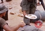 Immagine di I soldati di essere servito cibo durante il funzionamento normale di Somerset Il Vietnam, 1968, secondo 35 filmato di repertorio 65675026844