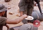 Immagine di I soldati di essere servito cibo durante il funzionamento normale di Somerset Il Vietnam, 1968, secondo 36 filmato di repertorio 65675026844