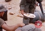 Immagine di I soldati di essere servito cibo durante il funzionamento normale di Somerset Il Vietnam, 1968, secondo 37 filmato di repertorio 65675026844