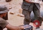 Immagine di I soldati di essere servito cibo durante il funzionamento normale di Somerset Il Vietnam, 1968, secondo 38 filmato di repertorio 65675026844