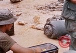 Immagine di I soldati di essere servito cibo durante il funzionamento normale di Somerset Il Vietnam, 1968, secondo 39 filmato di repertorio 65675026844