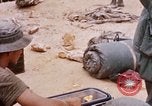 Immagine di I soldati di essere servito cibo durante il funzionamento normale di Somerset Il Vietnam, 1968, secondo 40 filmato di repertorio 65675026844