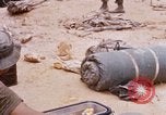 Immagine di I soldati di essere servito cibo durante il funzionamento normale di Somerset Il Vietnam, 1968, secondo 41 filmato di repertorio 65675026844