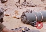 Immagine di I soldati di essere servito cibo durante il funzionamento normale di Somerset Il Vietnam, 1968, secondo 42 filmato di repertorio 65675026844