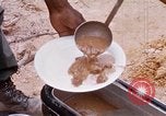 Immagine di I soldati di essere servito cibo durante il funzionamento normale di Somerset Il Vietnam, 1968, secondo 43 filmato di repertorio 65675026844