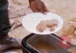 Immagine di I soldati di essere servito cibo durante il funzionamento normale di Somerset Il Vietnam, 1968, secondo 44 filmato di repertorio 65675026844