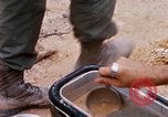 Immagine di I soldati di essere servito cibo durante il funzionamento normale di Somerset Il Vietnam, 1968, secondo 45 filmato di repertorio 65675026844
